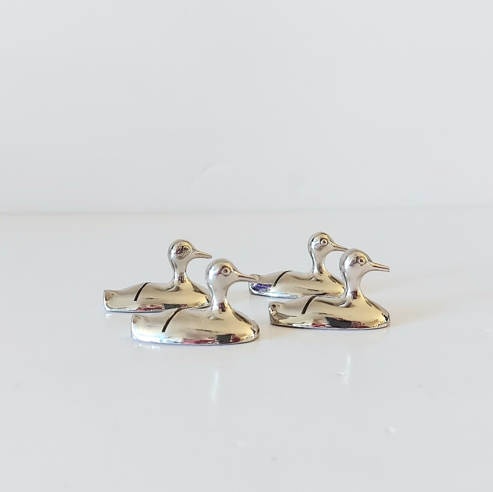 Small ducks place card in silver plated.